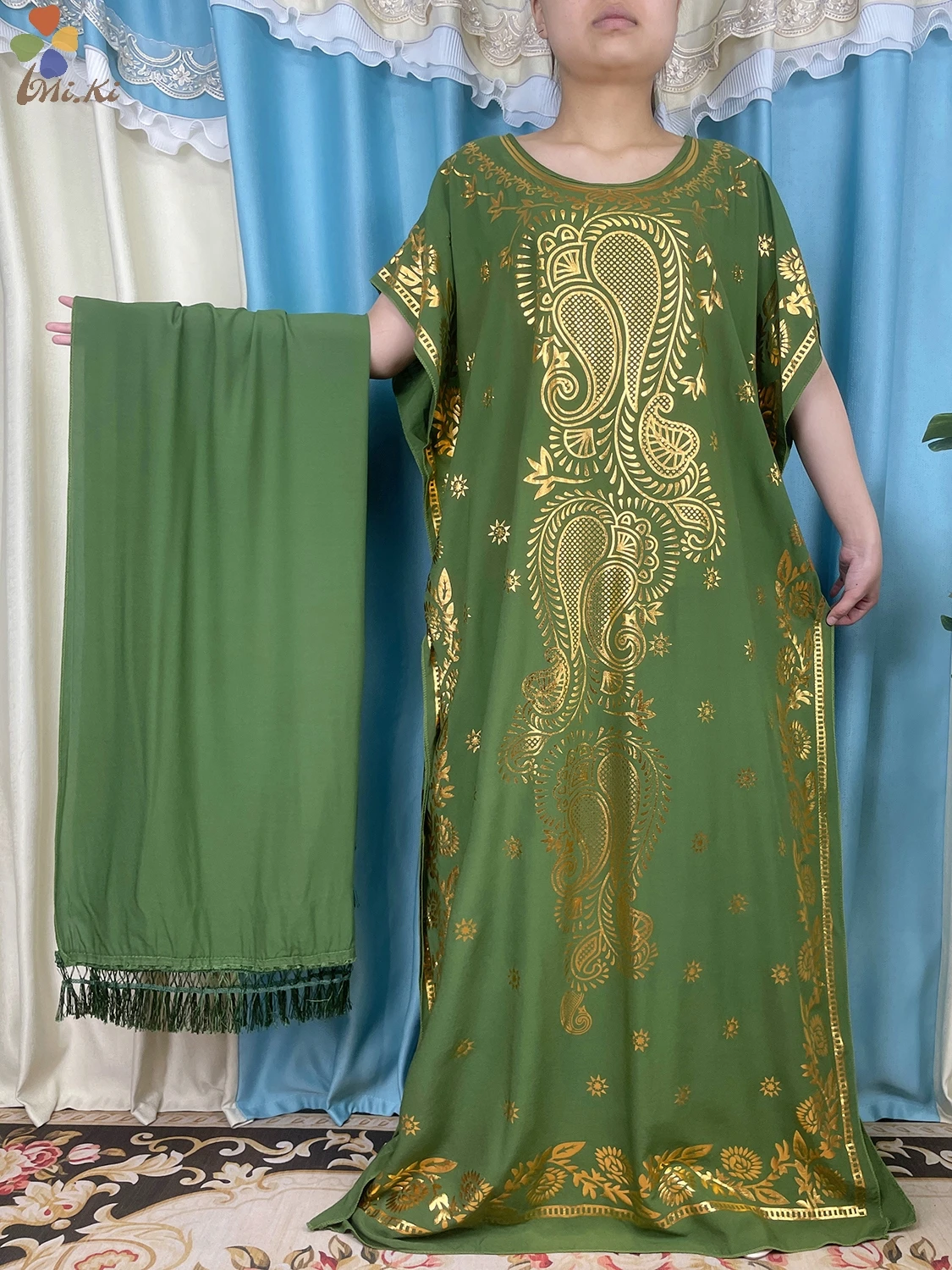 Женское длинное платье с золотым принтом