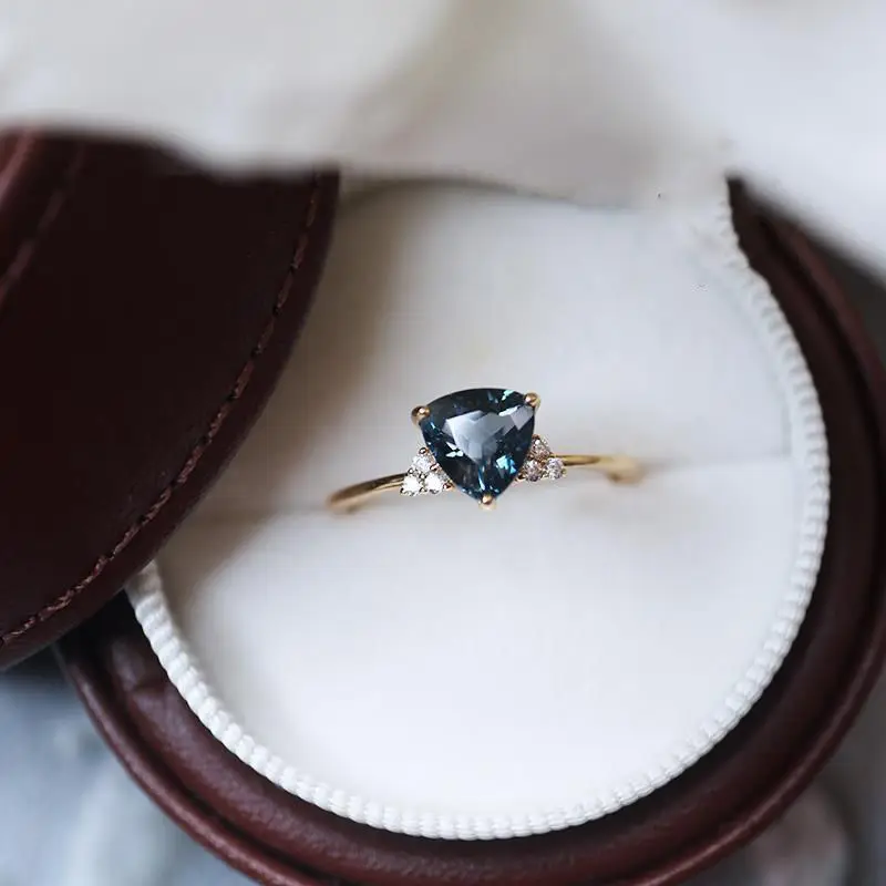 [Festival] Natural London Blue Dark Topaz Triangle Shining Zircon Ring S925 Silver Fashion |