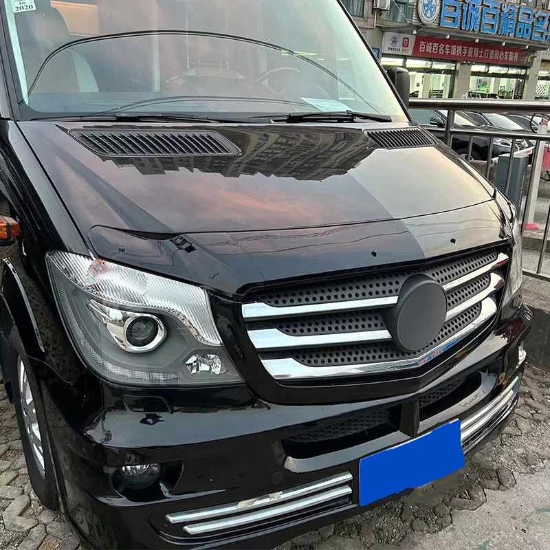 Фото Защитная накладка на капот (дефлектор) с подсветкой для Mercedes-Benz Sprinter W906 2014-2017 №1