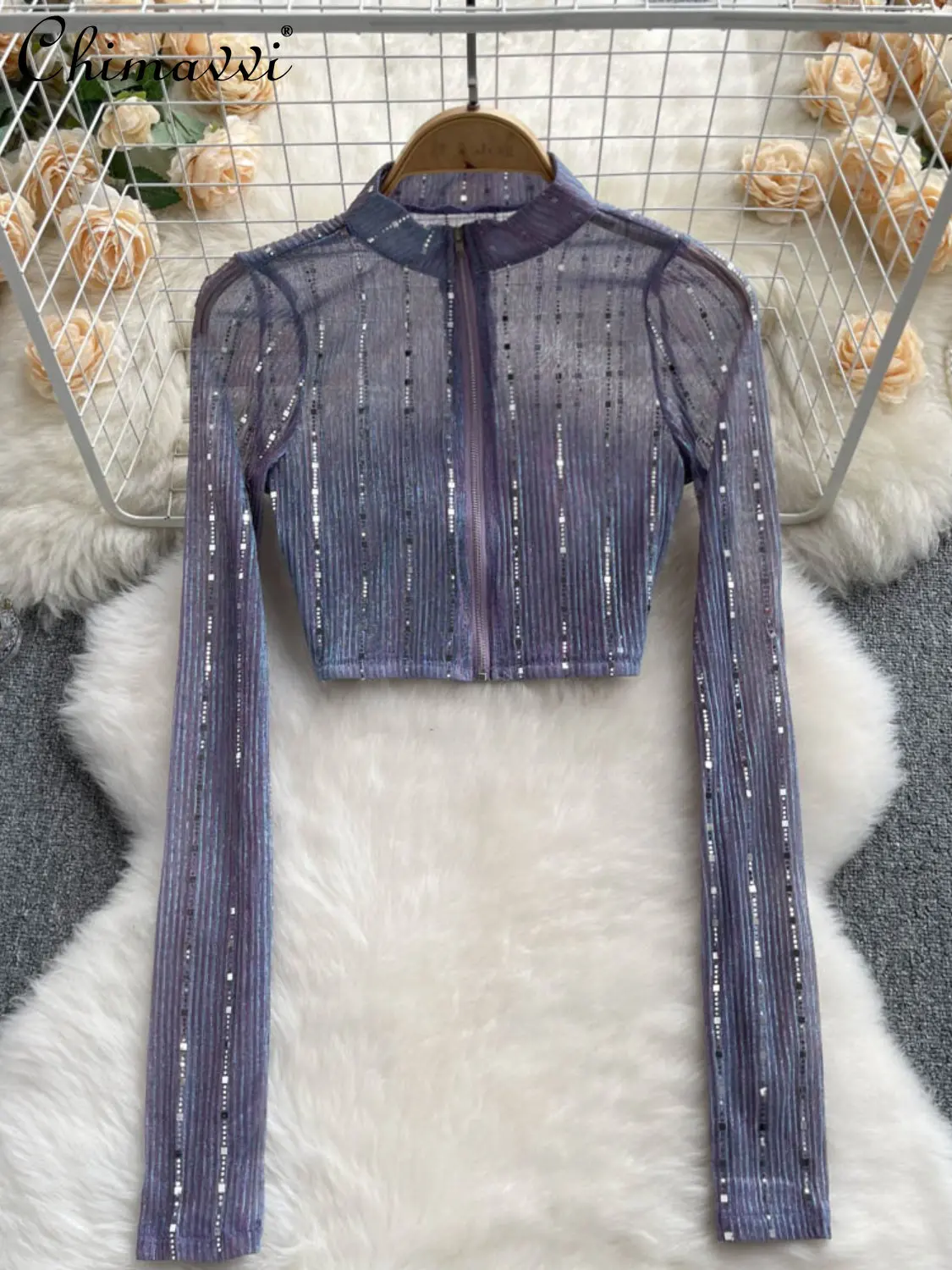 

Футболка женская короткая с длинным рукавом, с бусинами