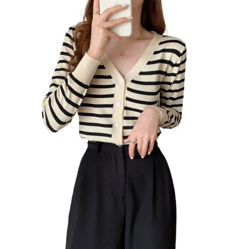 

Мой 2022 Ранняя осень Новинка Hanfeng V-образный вырез Свободный дикий металлический полосатый вязаный кардиган с длинными рукавами верхняя одеж...