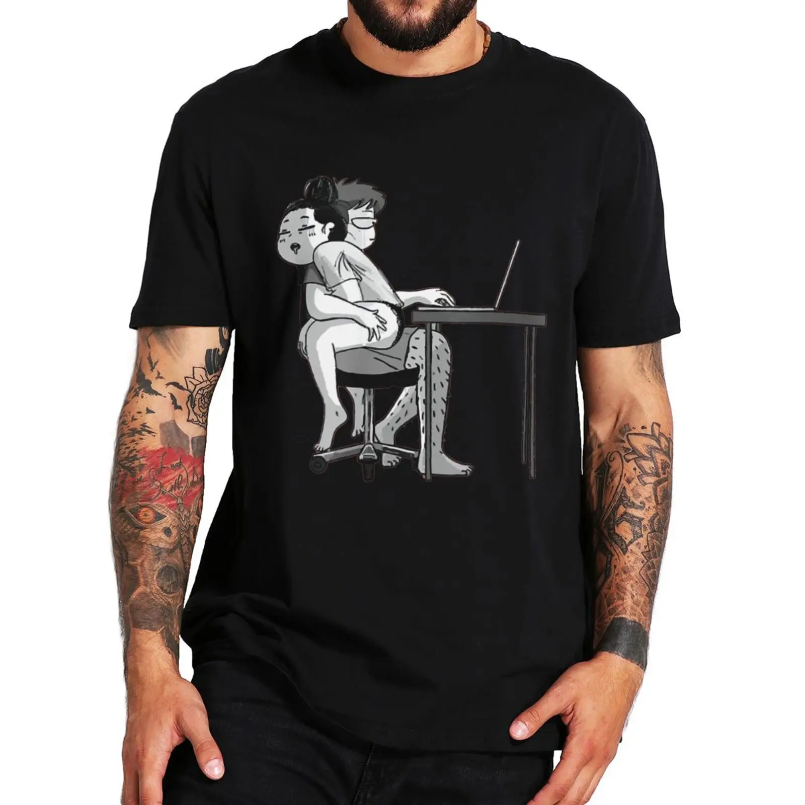 Футболка унисекс с забавной девушкой сидящей на моих ногах рисунком шутки и