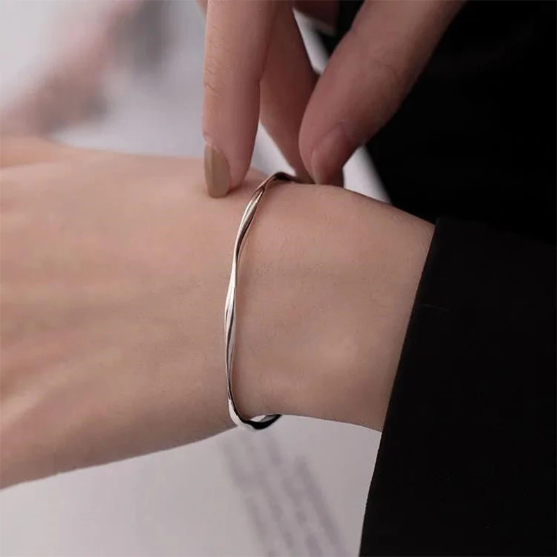 

1PC Bracelet Female Mobius Ring Bracelet Ins Light Luxury Niche Design Bestie Bracelet Cold Wind Jewelry Gift
