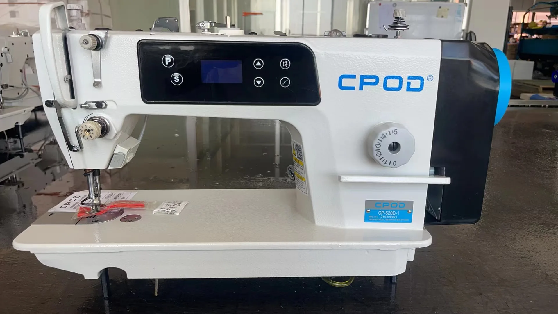 Фото Промышленные швейные машины CP-520-D1: высокоскоростные одноигольные прямоприводные компьютеризированные плоскошовные машины челночного стежка для швейного производства №2