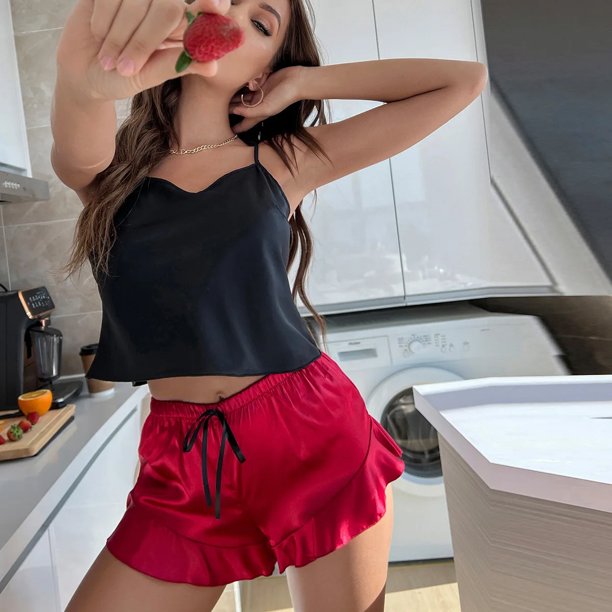 

Пикантная Пижама, летние шелковые шорты, новый женский костюм и женская домашняя одежда на бретелях, повседневный комплект с оборками, 2 предмета, одежда для сна из сатина с V-образным вырезом