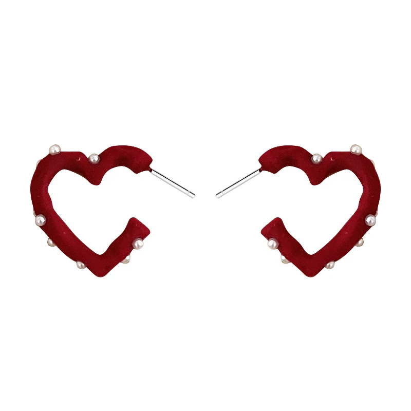 Красные бархатные серьги-гвоздики в форме сердца с жемчугом