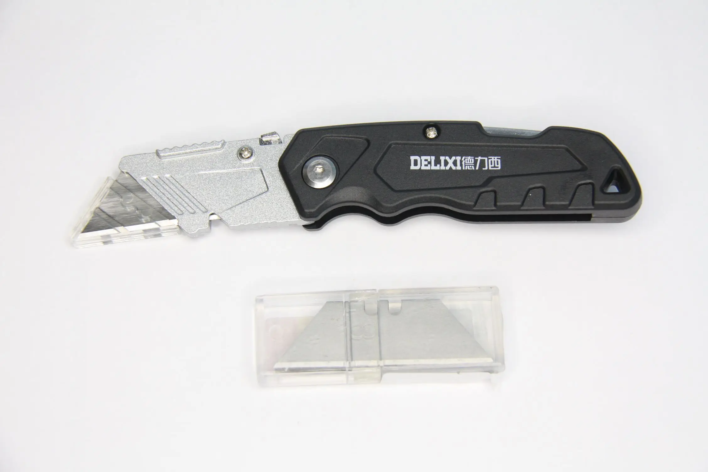 Телескопический промышленный складной нож DELIXI с комплектом лезвий