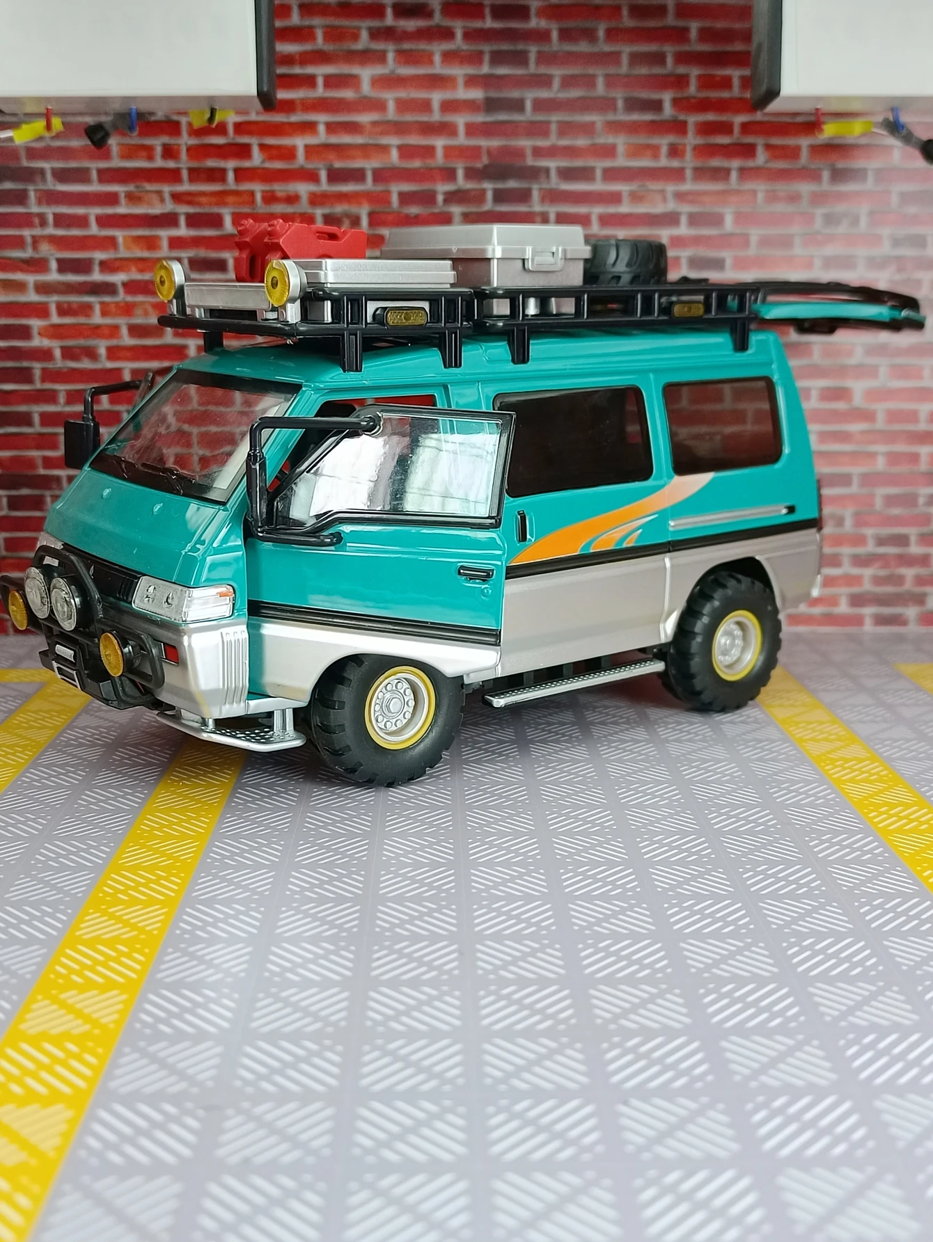 Фото Масштабная модель автомобиля Mitsubishi Delica 1:24 из сплава, для улицы, с открывающимися дверями, капотом и багажником. №5