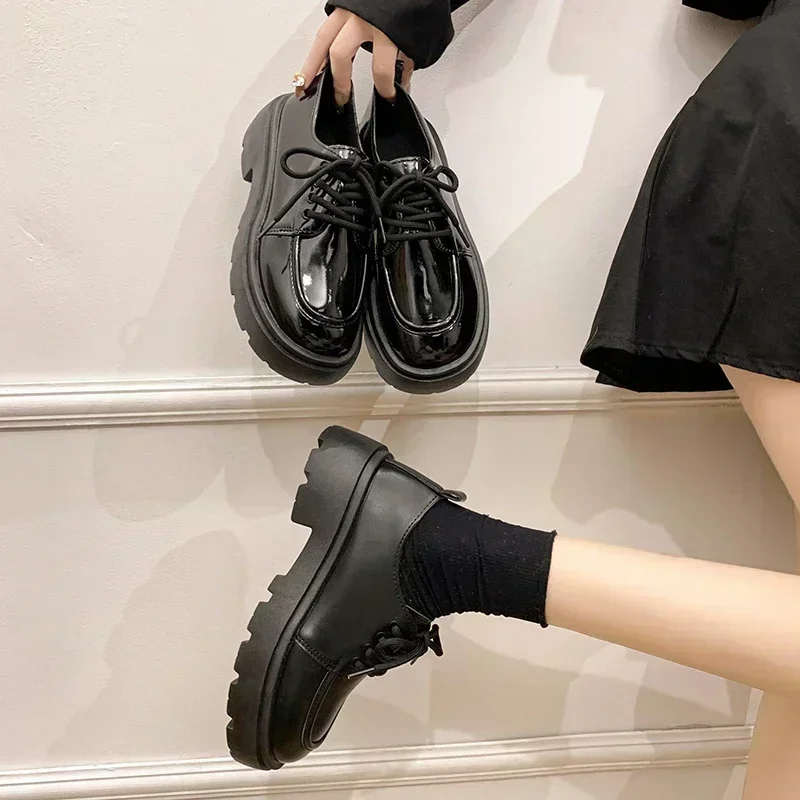 Женские туфли-лодочки на шнуровке с круглым носком среднем каблуке