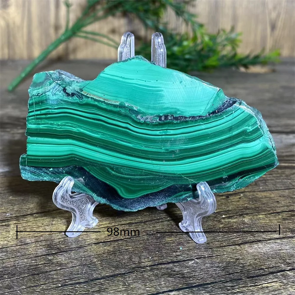 

Зелёный малахит, кусочек салата, кварцевый камень DriB