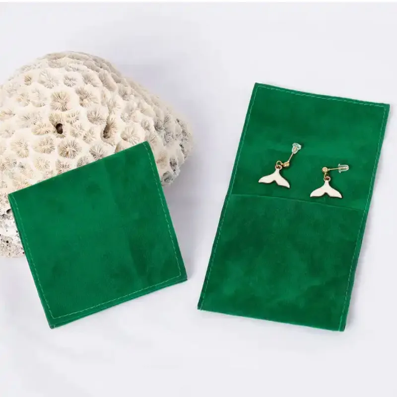 

Зелёные бархатные сумочки для украшений