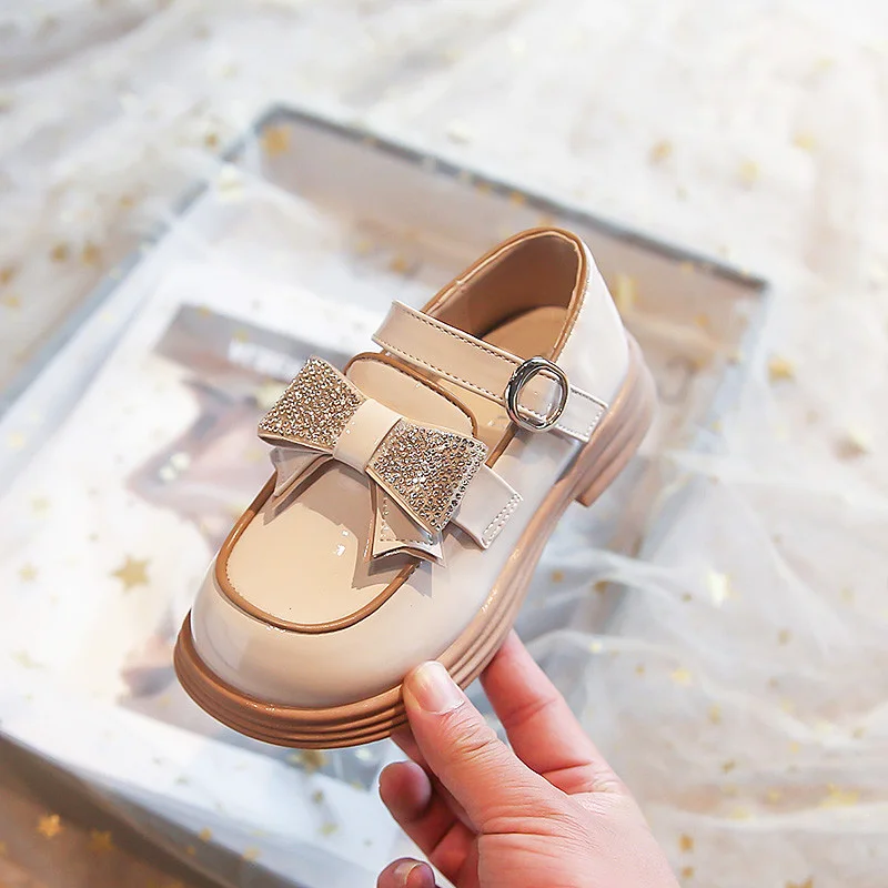 Детская обувь из лакированной кожи с окантовкой женская бантом и петлей весна 2023