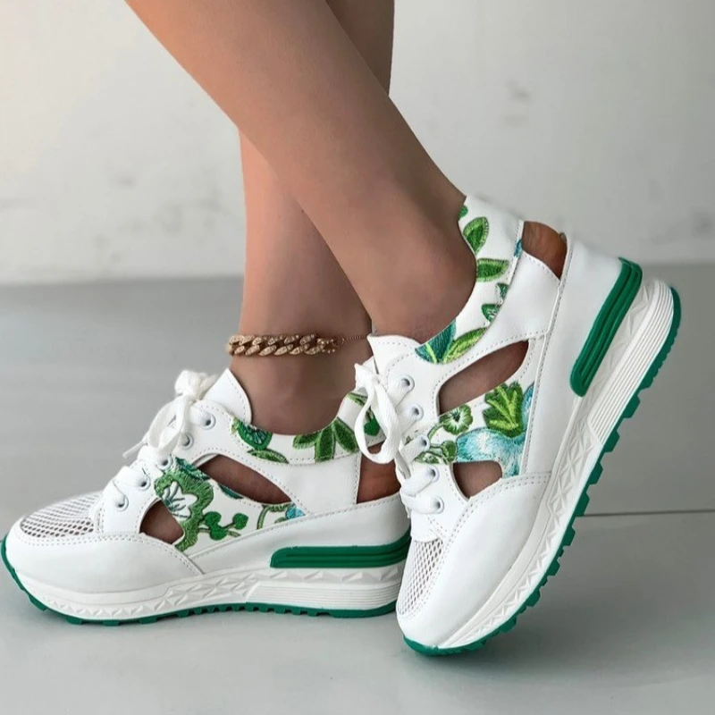 Новый стиль декоративные модные сандалии с круглым носком и цветной вышивкой