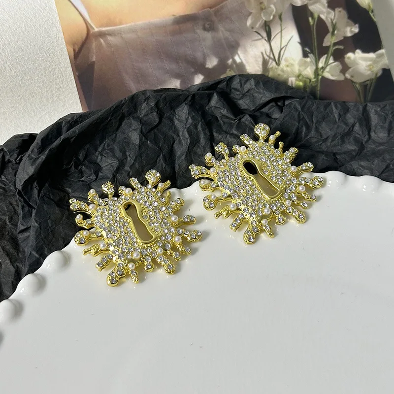 Серьги-гвоздики Portgas с кристаллами и жемчугом