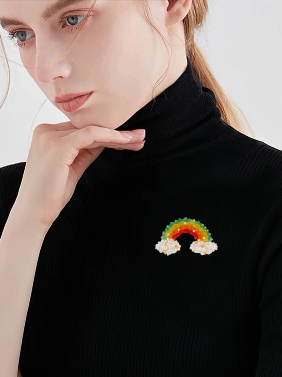 Изысканная брошь с кристаллами и радужными облаками элитная женская