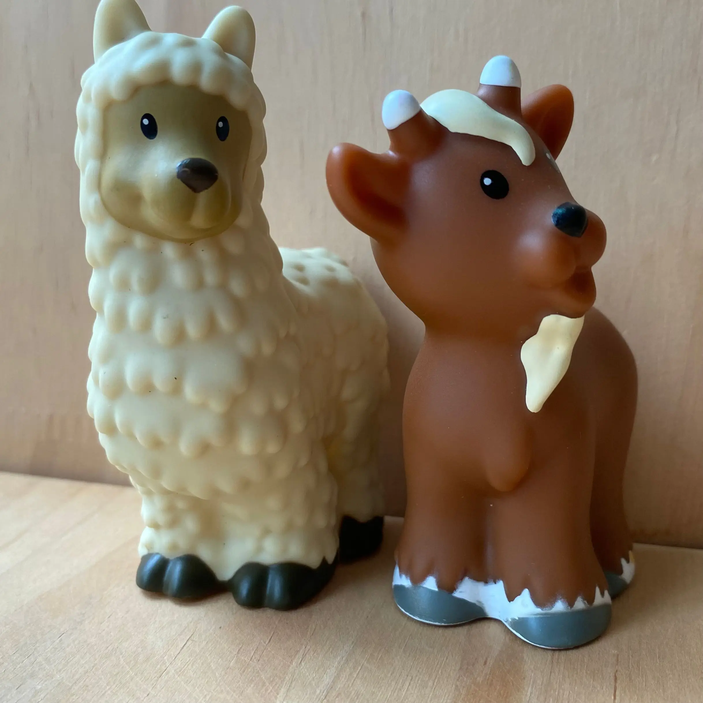 

LOT 2PCS (2.5 INCH) Fisher Price Little People Llama Alpaca Beige &goat Farm Animals toys