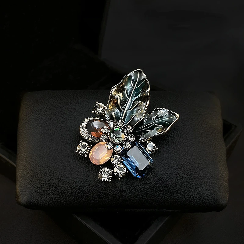 1001 Upscale Retro Flower Plant Brooch Women's Suit Exquisite Corsage Coat Neckline Accessories Buckle Jewelry Enamel Pins Gifts