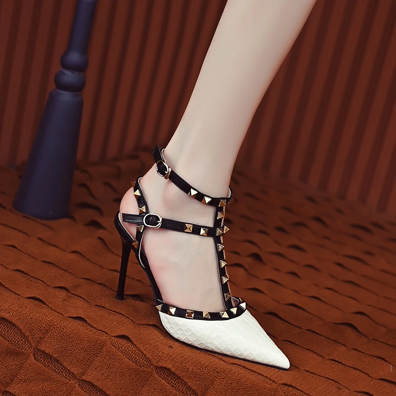

Женская летняя обувь на шпильке с острым носком и заклепками