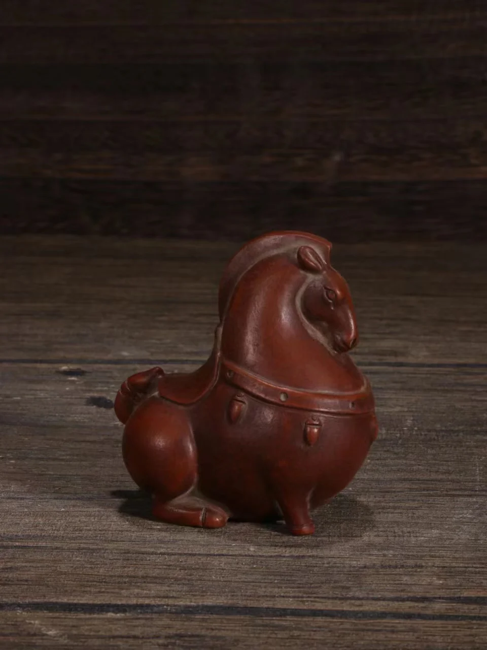 Статуя лошадь из фиолетовой глины edmoogrel