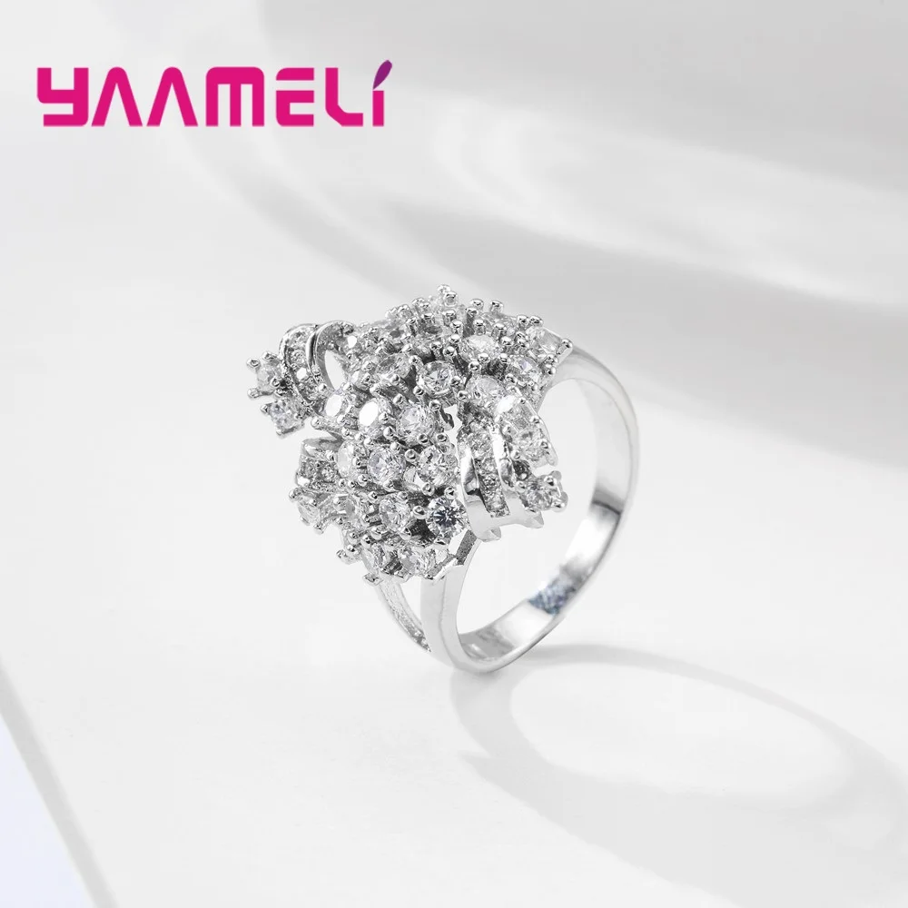 Женское кольцо из серебра 925 пробы с фианитами