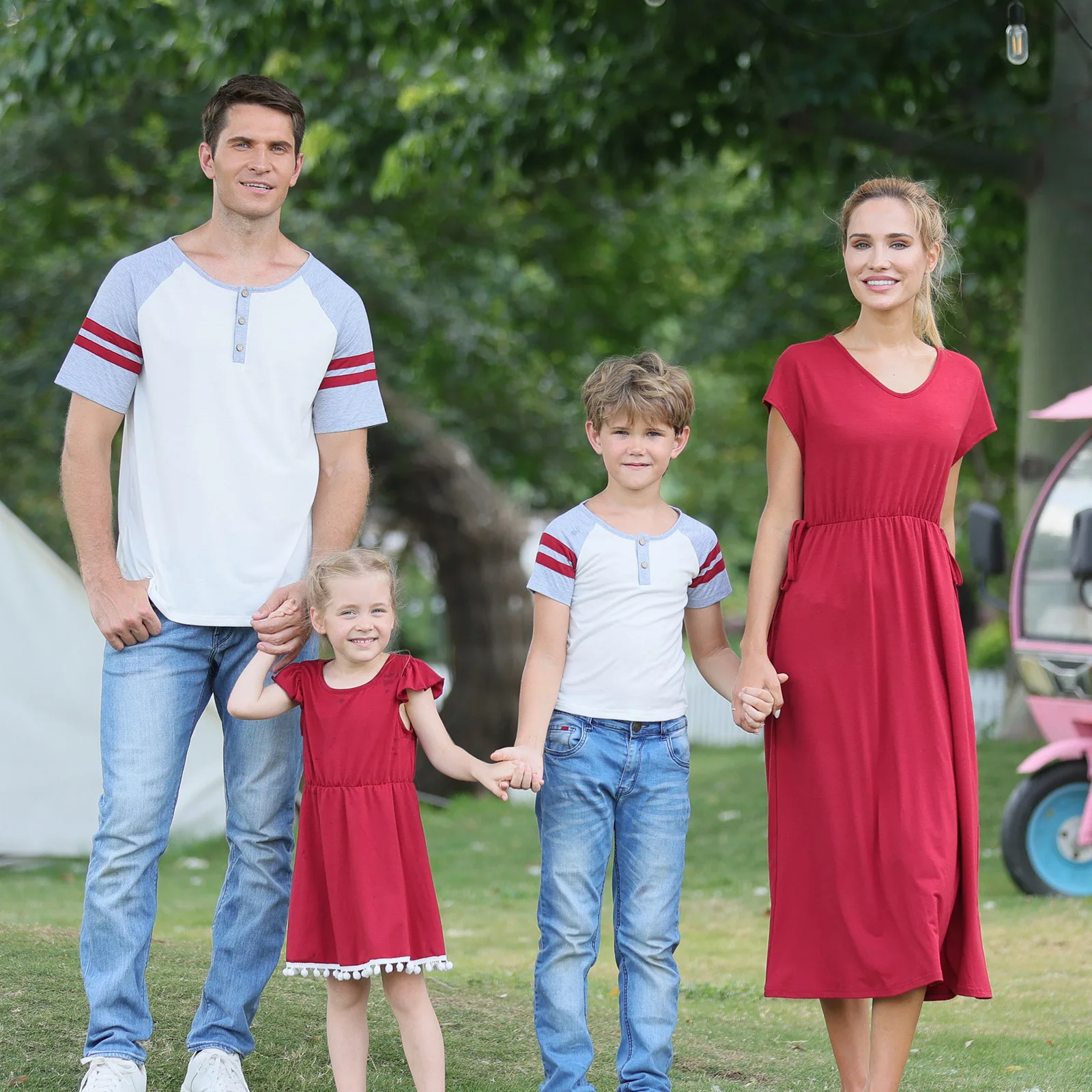 

Одинаковые наряды для папы, сына, мамы, дочки, ребенка, летнее платье для девочек, женские красные равномерные платья, мужские футболки для м...