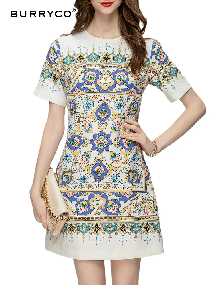 

Женское платье-трапеция с коротким рукавом и круглым вырезом