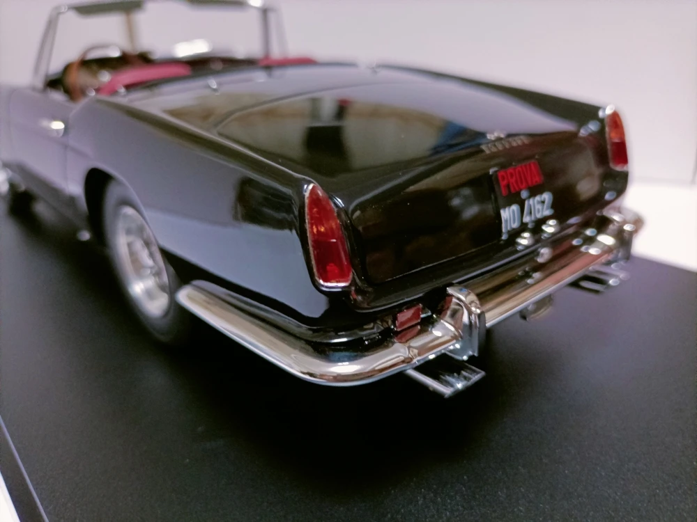 Модель автомобиля из полимерного металла в масштабе 1:18 250 GT SII 1960