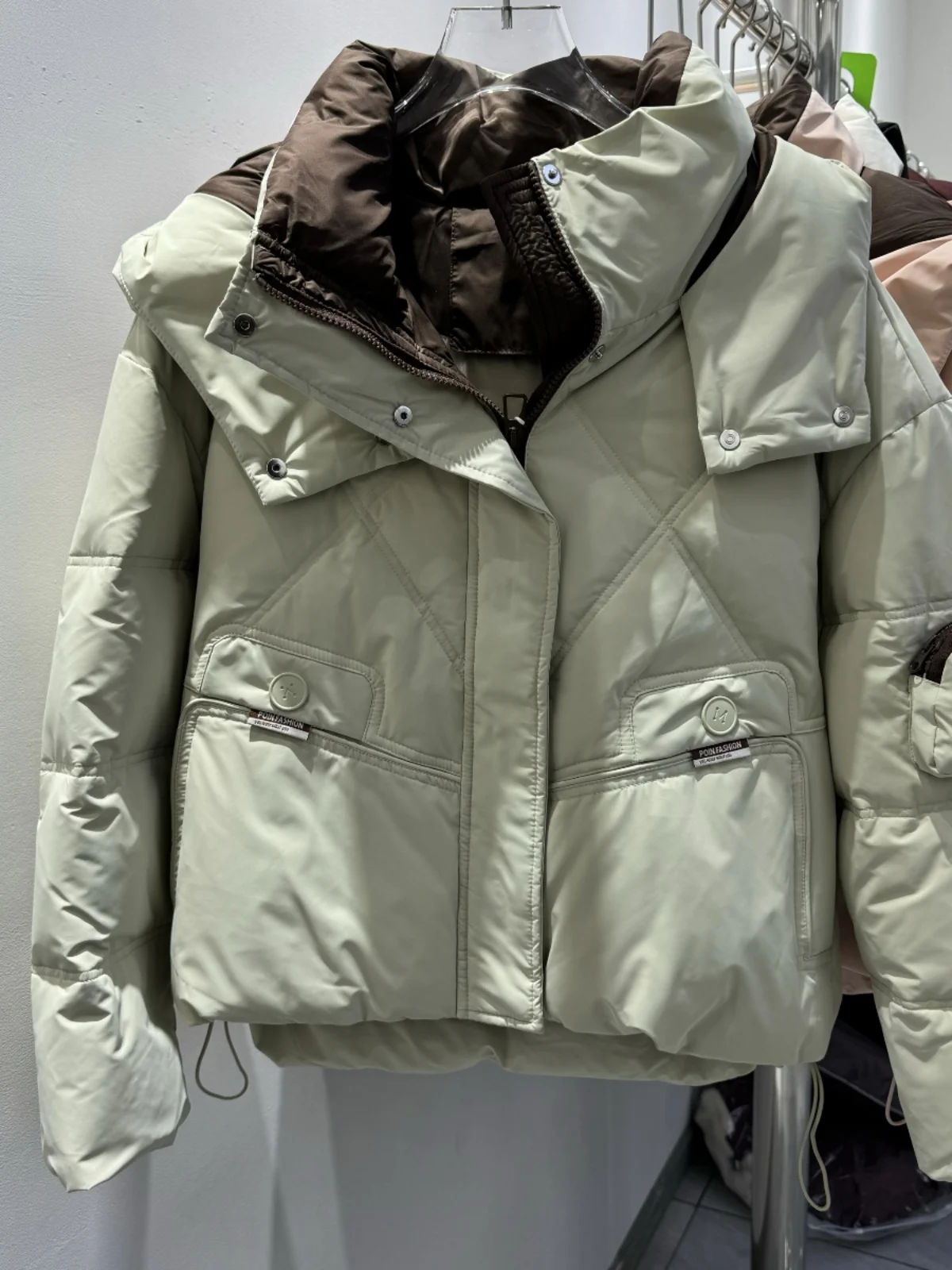 2024 Winter New Korean Fashion Contrast Color Design Hood Stand Collar Short Loose Warm White Duck Down Down jacket