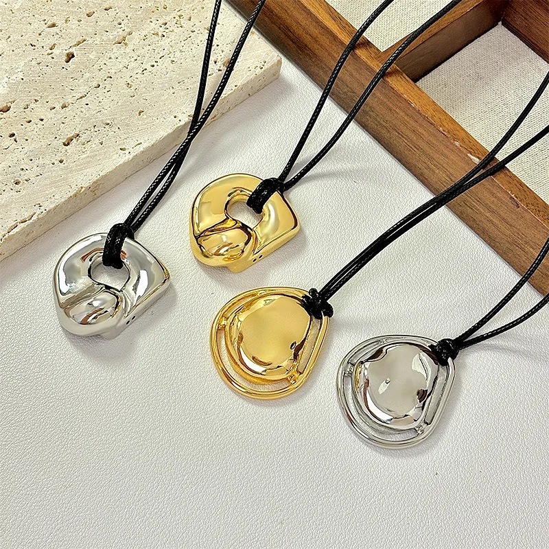 Металлическое ожерелье с полым кулоном