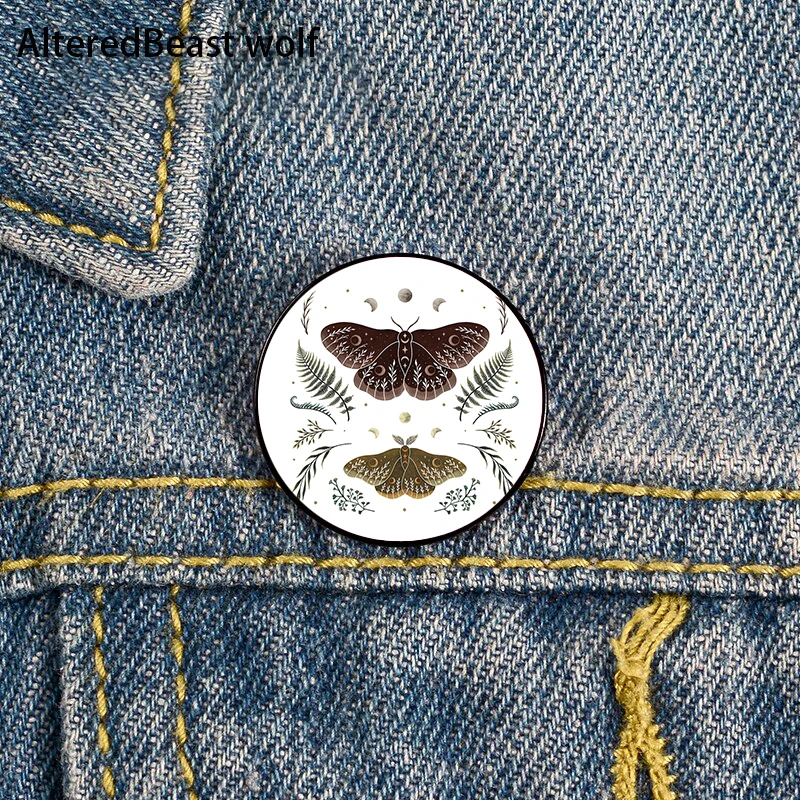 

Saturnia Pavonia Printed Pin Custom Funny Brooches Shirt Lapel Bag Cute Badge Cartoon Cute Jewelry Gift for Lover Girl Friends