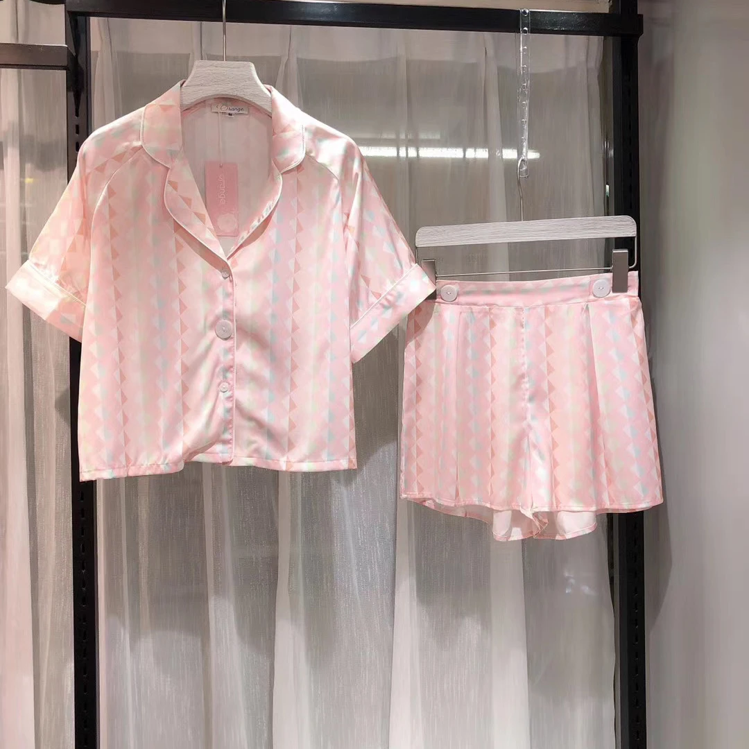 Летняя женская классическая шелковая розовая ночная сорочка с отворотами и