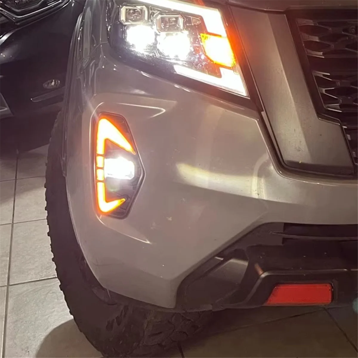 Фото Светодиодные дневные ходовые огни, противотуманные фары для Nissan Navara NP300 2020-2023, DRL, янтарный указатель поворота №5