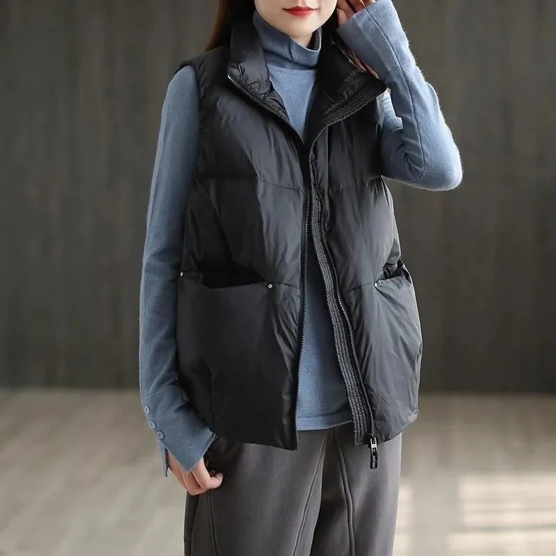 Женский пуховой жилет новинка зимы 2024 свободная утепленная майка на белом утином