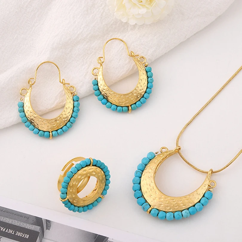 Комплект из колье серёг и кольца с золотистым сапфиром