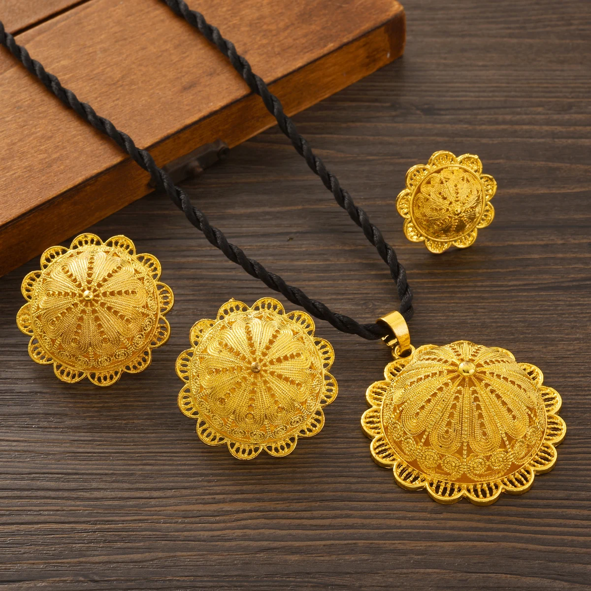 Комплект ювелирных изделий в эфиопском золотом цвете серьги-подвески кольца