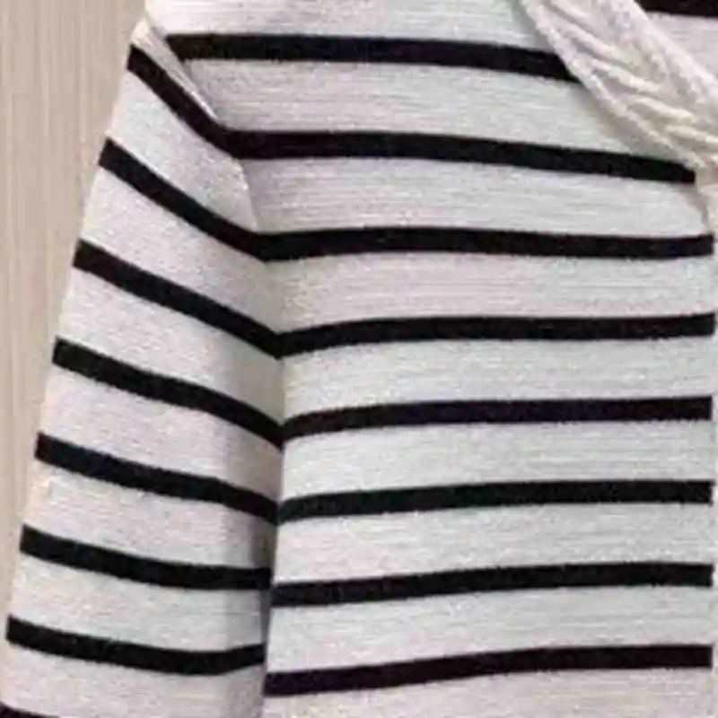 

2023 Early Autumn New Black and White Striped Knitted Cardigan Top Women