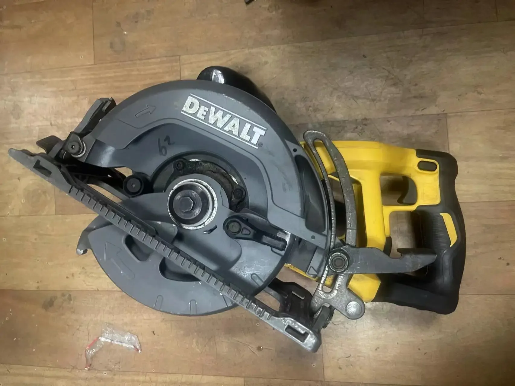 Б/у дисковая пила DEWALT DCS577B FLEXVOLT 60 в макс. 7-1/4 дюйма