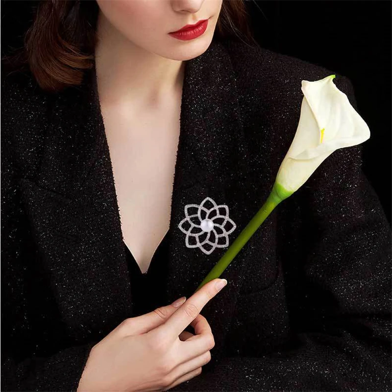 Брошь в виде цветка из сплава инкрустированная стразами новые модные украшения