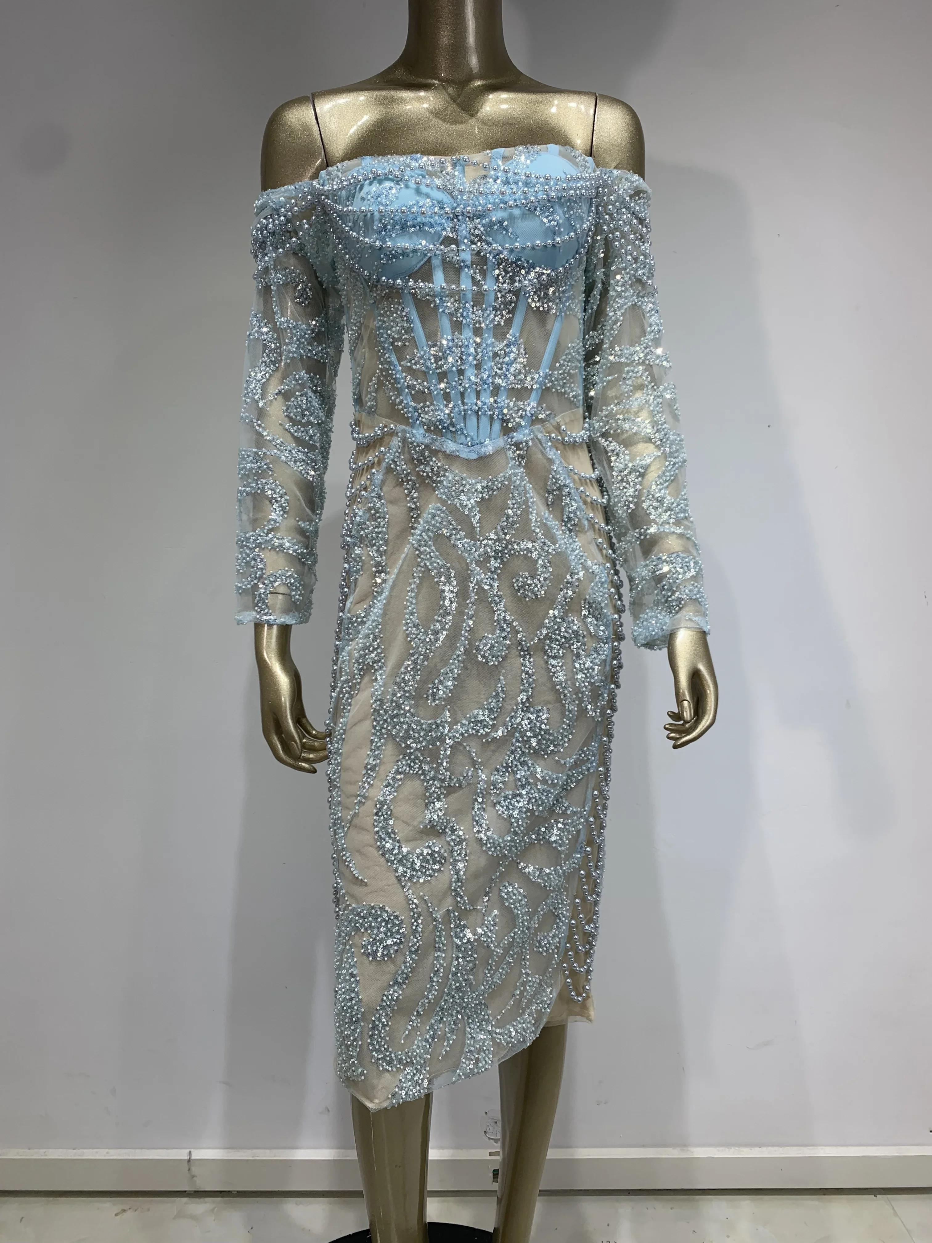 Женское платье с открытыми плечами длинным рукавом и жемчугом