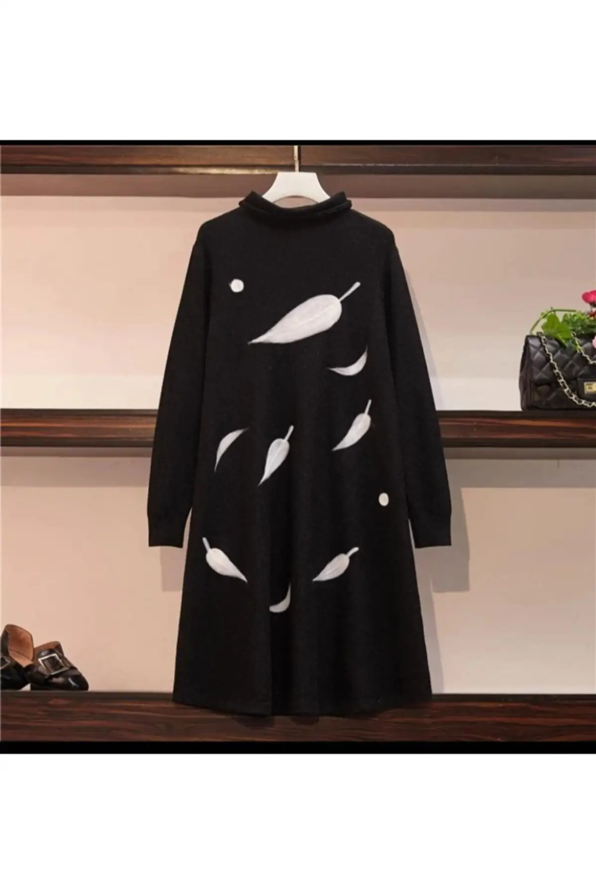 

Женское длинное трикотажное платье с черным перьевым рисунком