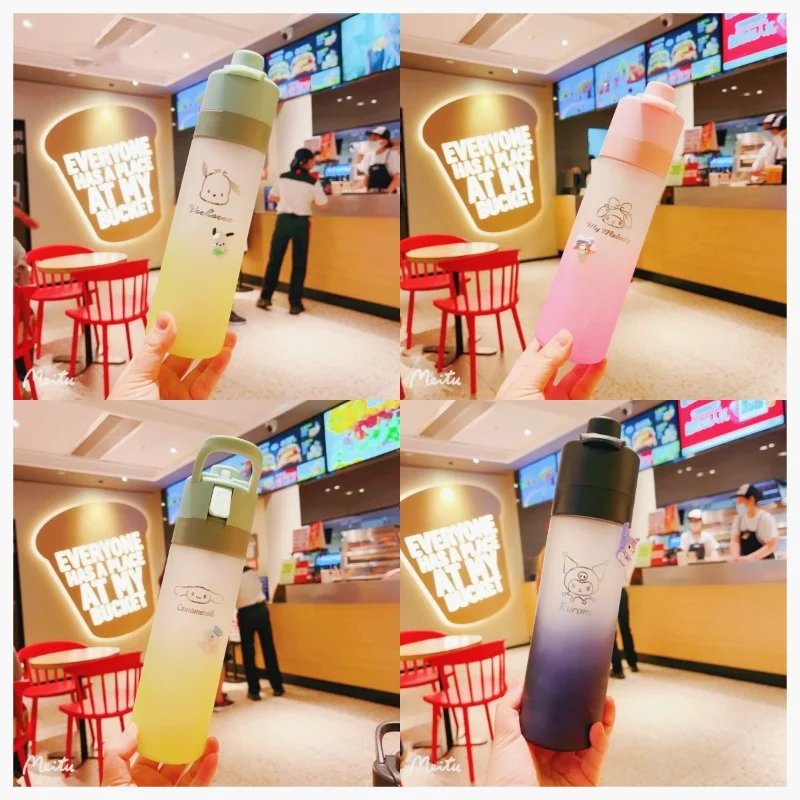 

Kawaii Sanrio Spray Cup Kuromi Hallokitty Cinnamoroll Pochacco 650ml Gradient Sports Water Cup Anime Fashion Children's Toy Gift