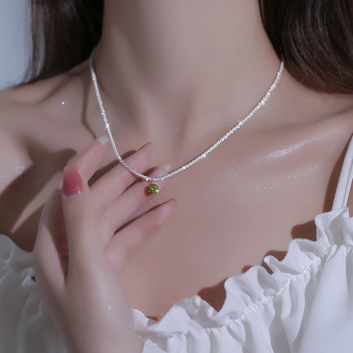 

Vintage Silver Necklace Sparkling Clavicle Chain Green Diamond Gypsophila Pendant Necklaces for Women's Girls Wedding Jewelry