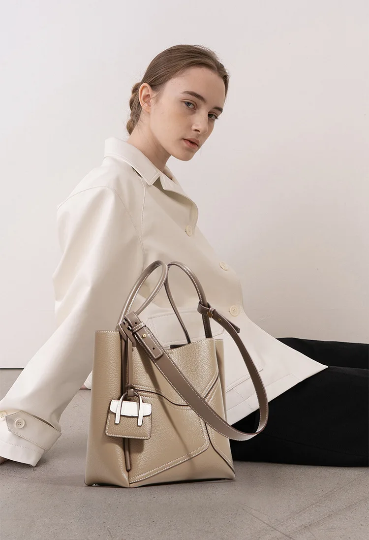 

New fashion trend simple texture niche design versatile commuter large capacity handheld armpit shoulder female Tote bag