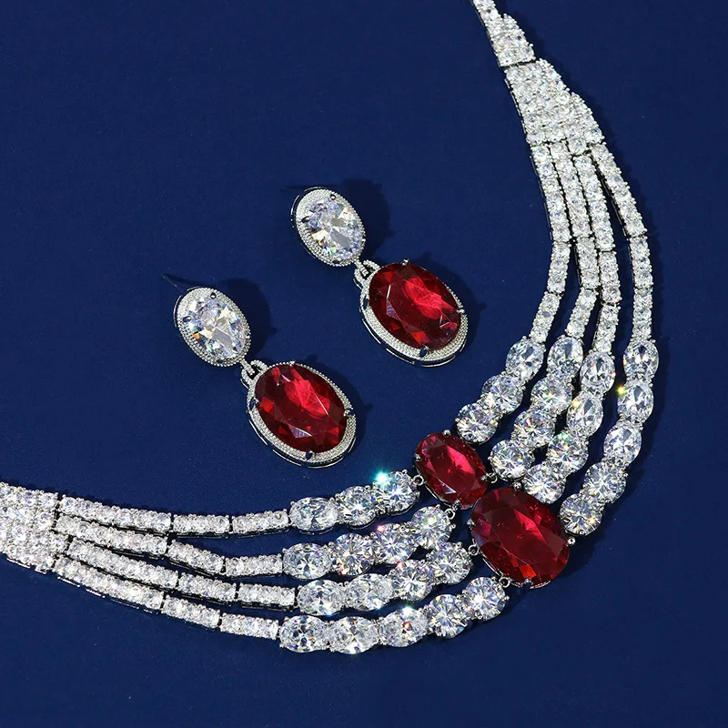 Комплект женских украшений из колье и серёг с фианитом