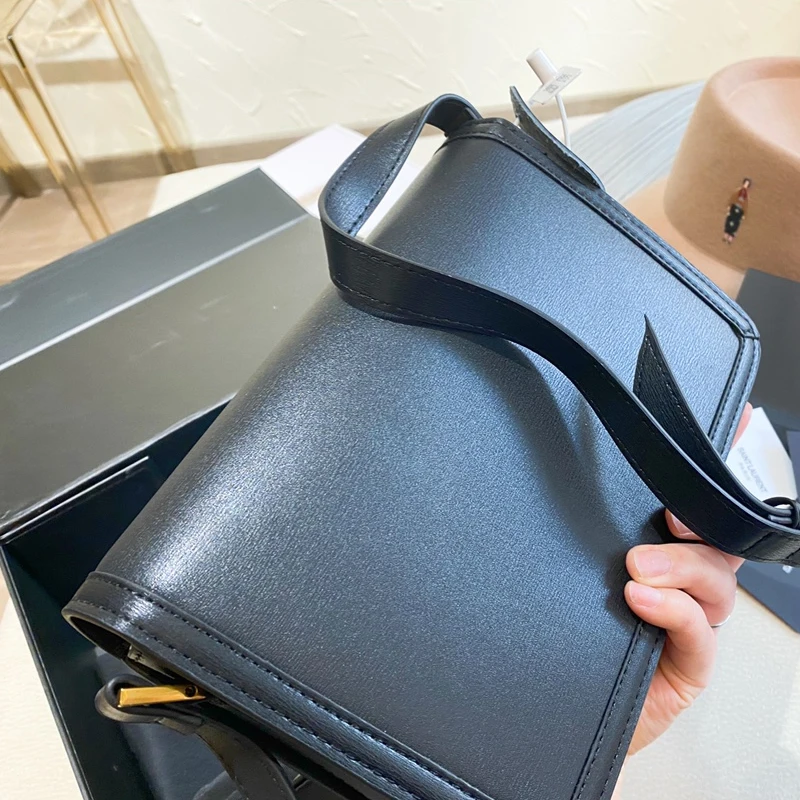 

High-quality genuine leather bag