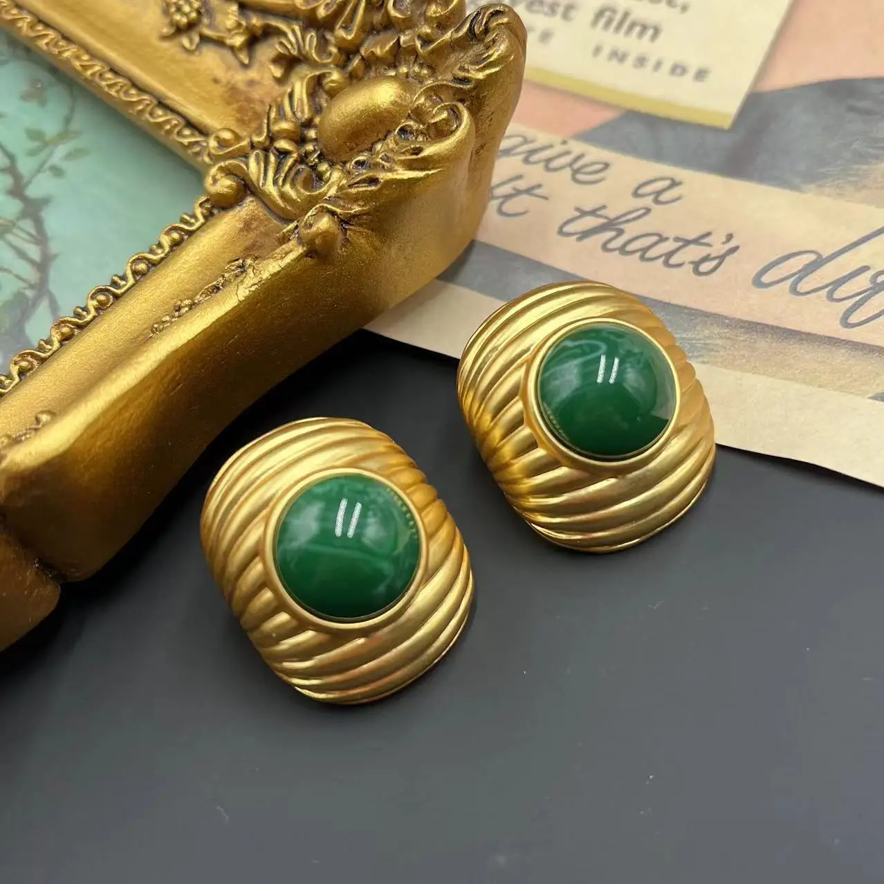 

Retro Embossed Gem Fashion Ear Studs Ear Clip