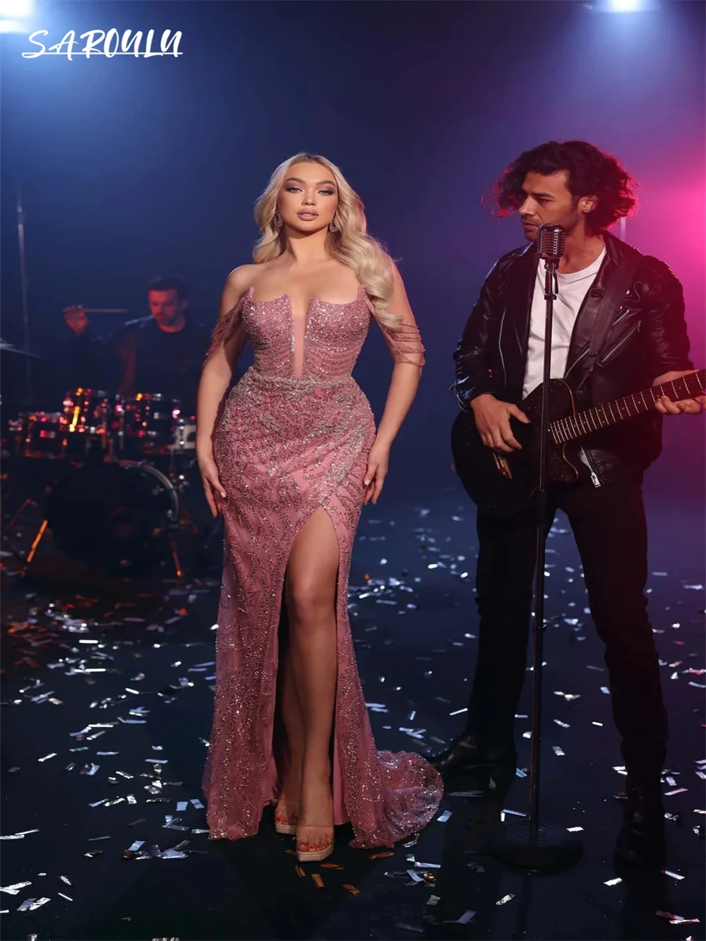 

Блестящее женское платье с блестками и открытыми плечами