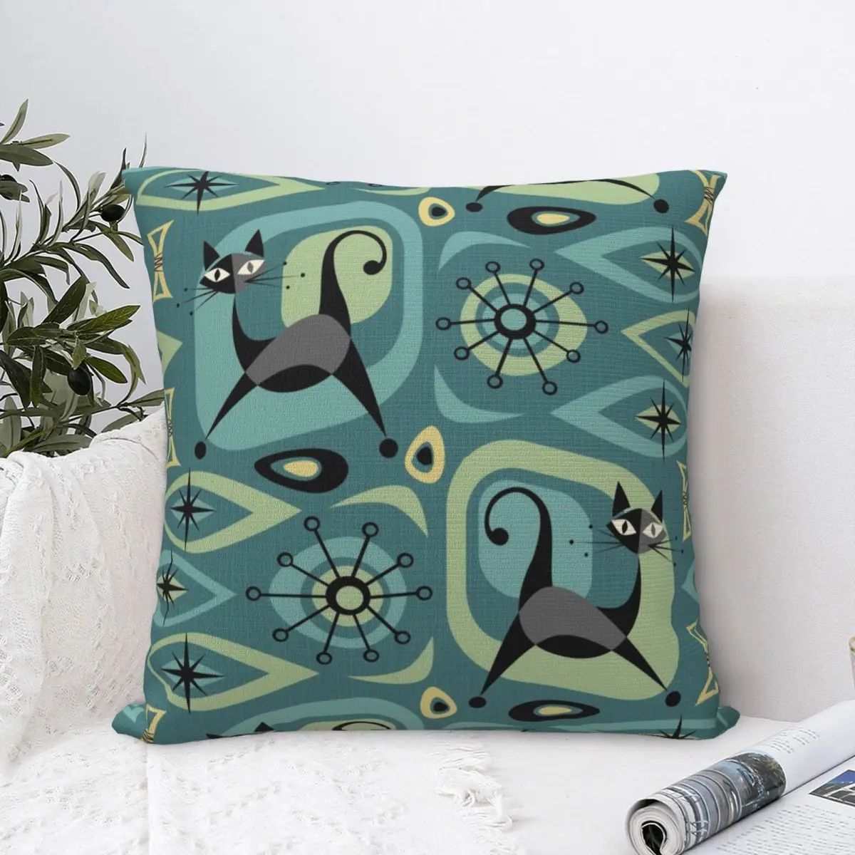 Квадратная наволочка с абстрактным