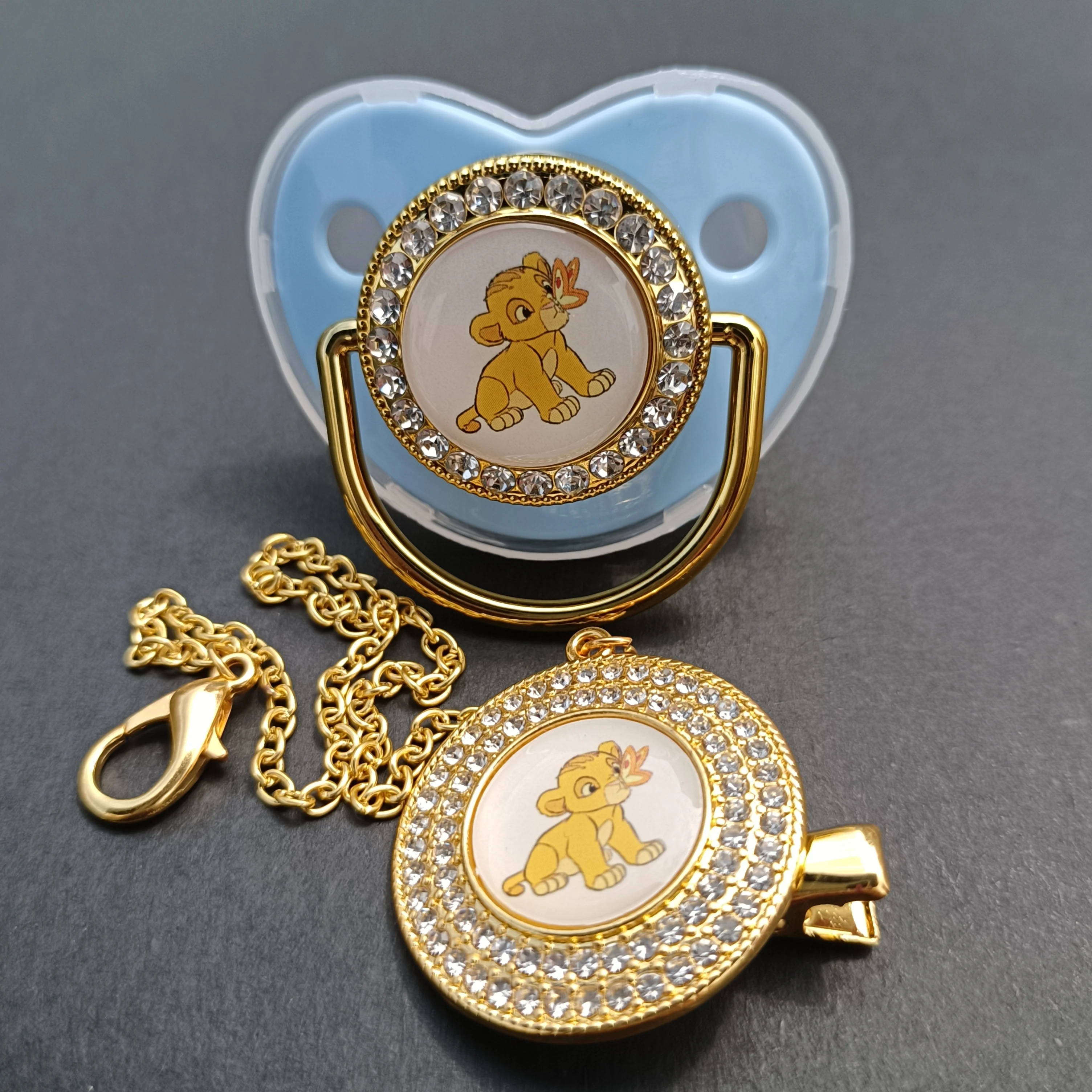 

Cartoon Lion King Simba Deluxe Baby Pacifier with Chain Clip Baby Shower Gift Newborn Gold Baby Fake Pacifier Pacifier 0-24M