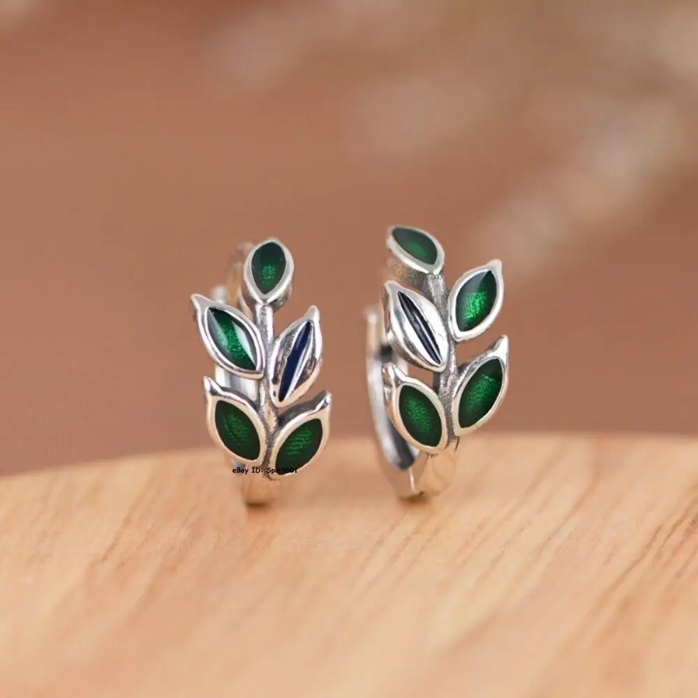 

Женские серьги-кольца из серебра пробы с зелеными эмалью